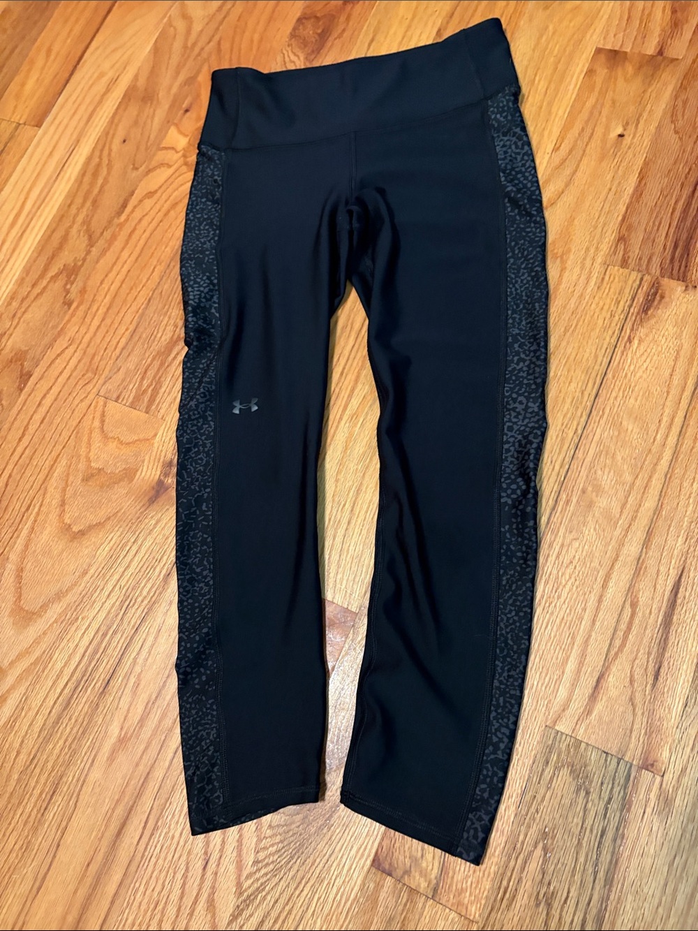 Under Armour Black Capri Leggings with Printed Side Panels; Size S